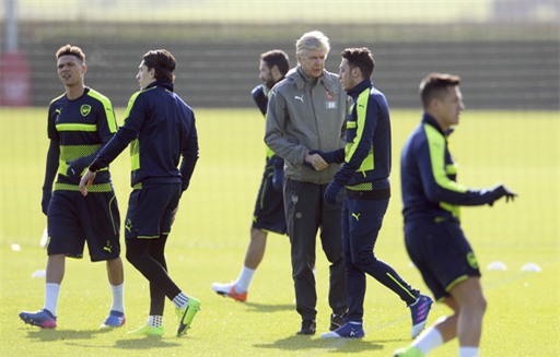 Wenger bắt tay Ozil trên sân tập, ông cũng bắt tay Sanchez