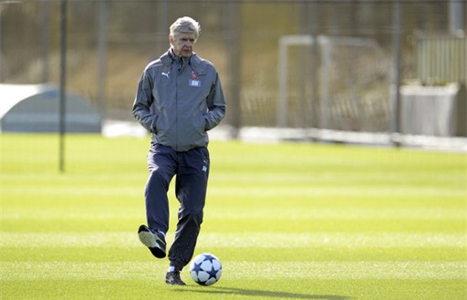Wenger ngẫu hứng tung chân sút bóng trên sân tập của Arsenal