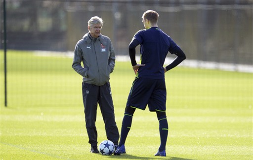 
Wenger (trái) nói chuyện với Metersacker (phải). Hậu vệ người Đức là đội trưởng của Arsenal, nhưng anh chấn thương từ đầu mùa nên vẫn chưa thi đấu
