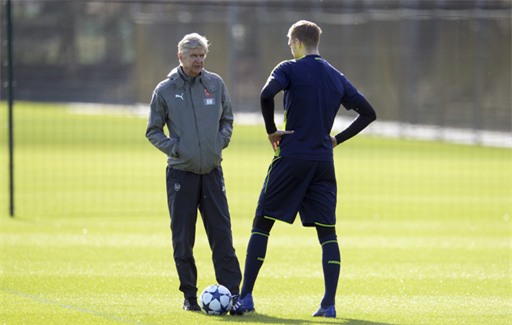 Wenger (trái) nói chuyện với Metersacker (phải). Hậu vệ người Đức là đội trưởng của Arsenal, nhưng anh chấn thương từ đầu mùa nên vẫn chưa thi đấu