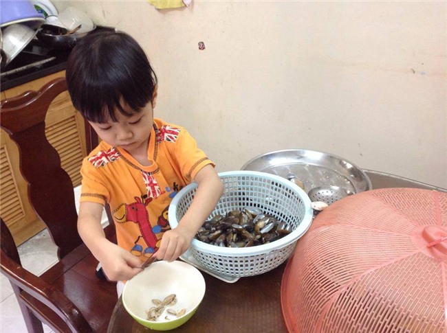 'soai ca' 6 tuoi vao bep nau com tang me 8-3 hut nghin like - 6