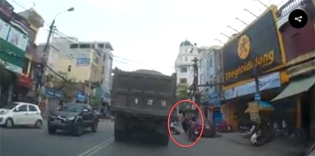 clip: dan mang lung tim oto mo cua vo y thuc suyt lam 2 em nho chet duoi banh xe tai hinh anh 1