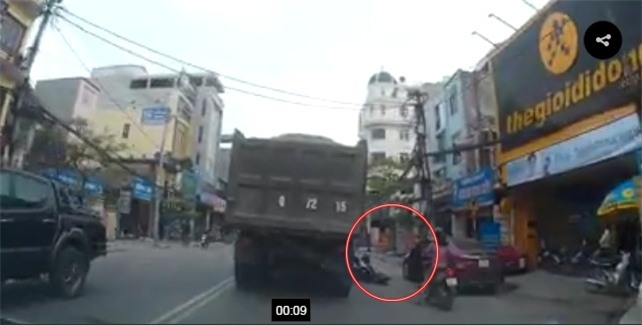 clip: dan mang lung tim oto mo cua vo y thuc suyt lam 2 em nho chet duoi banh xe tai hinh anh 2