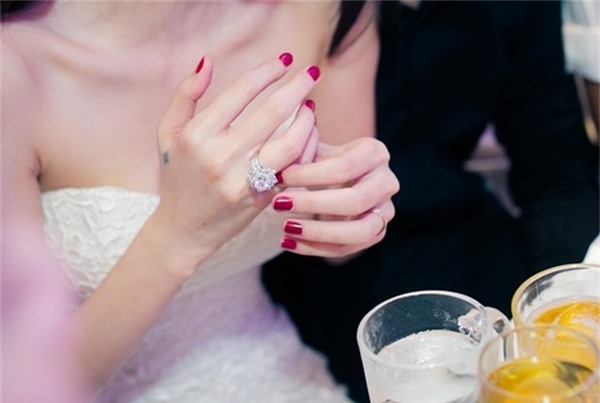 Nhẫn cưới của Thủy Tiên cũng được định giá khoảng 1 tỷ đồng, con số không hề nhỏ.