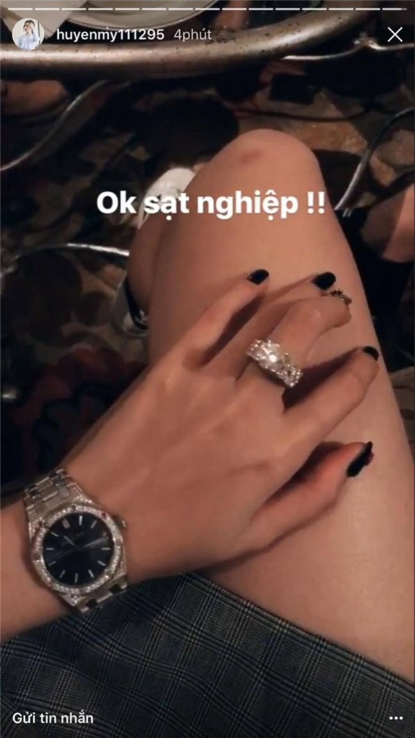 Mới đây, Huyền My khiến nhiều người bất ngờ khi khoe khéo chiếc nhẫn kim cương to bản có giá được cho là khoảng 1 tỷ đồng. Á hậu Việt Nam 2014 còn bông đùa là đã “sạt nghiệp” khi sở hữu chiếc nhẫn này.