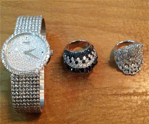 Trong bộ trang sức này của Lý Nhã Kỳ, chiếc nhẫn nằm giữa có giá khoảng 11 tỷ đồng.