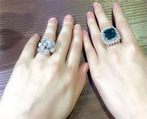 Tháng 4/2015, Hồ Ngọc Hà tham dự một sự kiện và đeo chiếc nhẫn kim cương to được đồn đoán trị giá khoảng 21 tỷ. Nhưng thực tế, theo lời nữ ca sĩ chia sẻ, chiếc nhẫn trên chỉ có giá hơn 3 tỷ đồng.