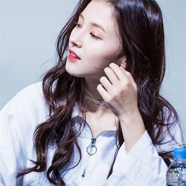 "hot girl pho di bo" co guong mat dep nhu hoa hau hinh anh 16