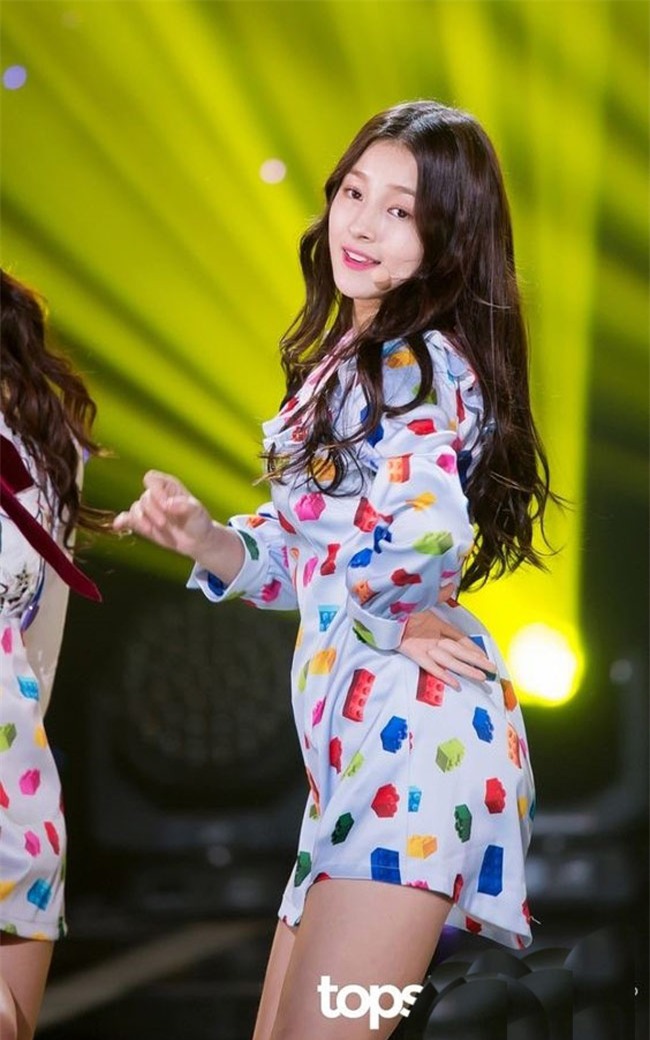 "hot girl pho di bo" co guong mat dep nhu hoa hau hinh anh 19