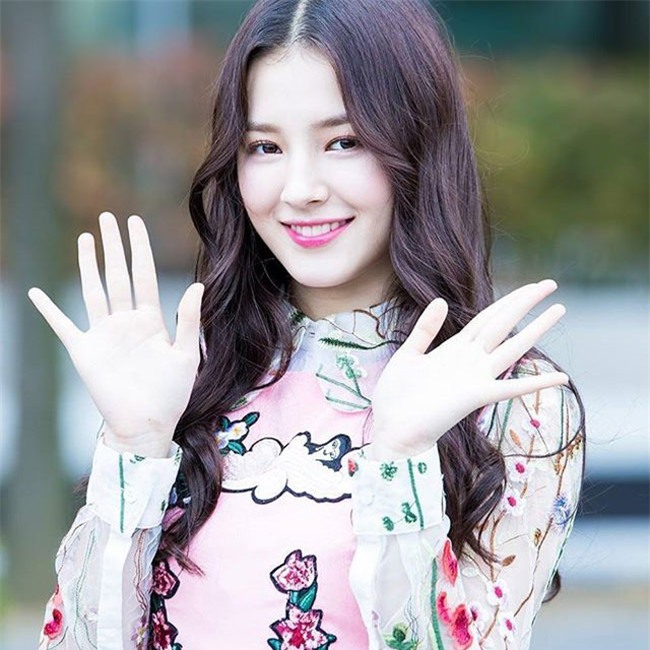 "hot girl pho di bo" co guong mat dep nhu hoa hau hinh anh 22