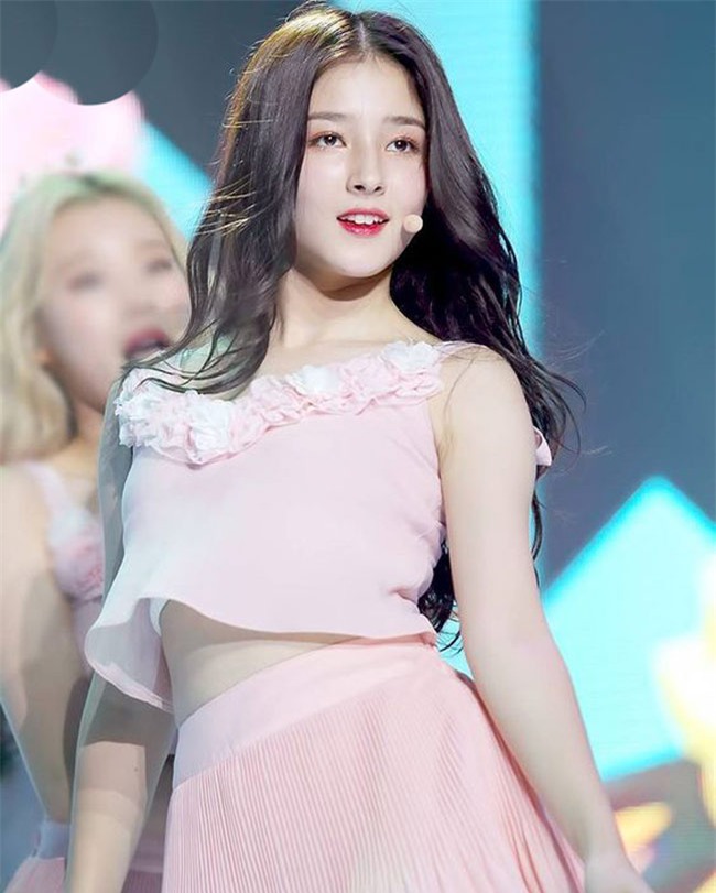 "hot girl pho di bo" co guong mat dep nhu hoa hau hinh anh 3