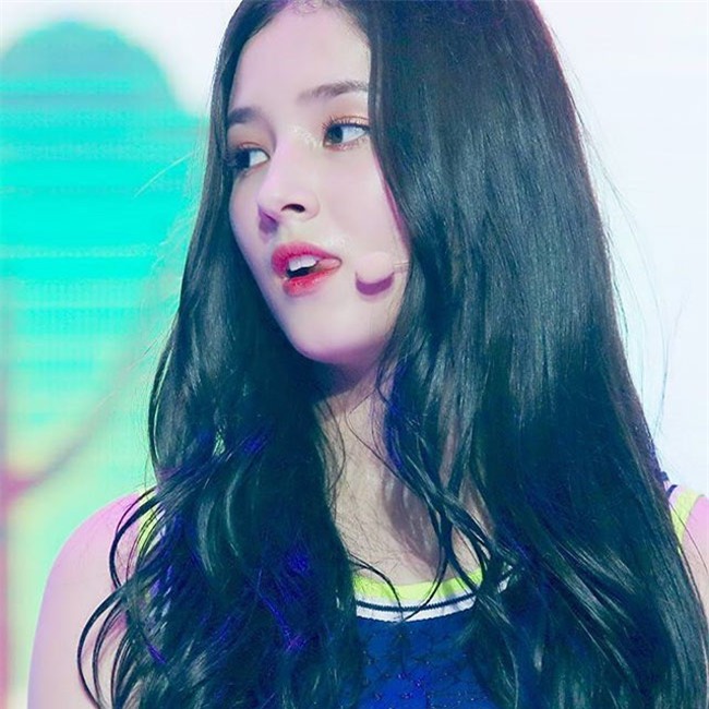 "hot girl pho di bo" co guong mat dep nhu hoa hau hinh anh 4