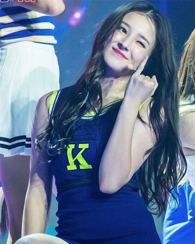 "hot girl pho di bo" co guong mat dep nhu hoa hau hinh anh 7