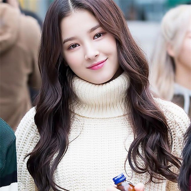 "hot girl pho di bo" co guong mat dep nhu hoa hau hinh anh 9