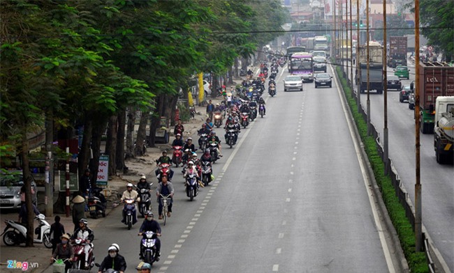 ngac nhien anh dong nguoi di xe may chuan lan duong o dat cang hinh anh 1