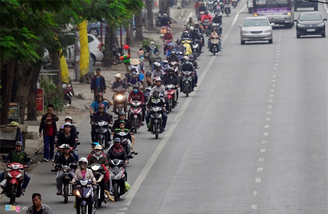 ngac nhien anh dong nguoi di xe may chuan lan duong o dat cang hinh anh 3