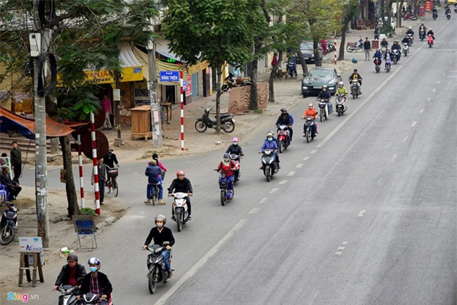 ngac nhien anh dong nguoi di xe may chuan lan duong o dat cang hinh anh 4
