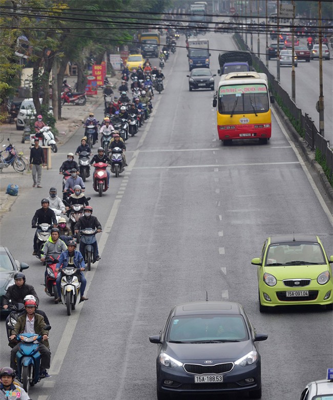 ngac nhien anh dong nguoi di xe may chuan lan duong o dat cang hinh anh 6