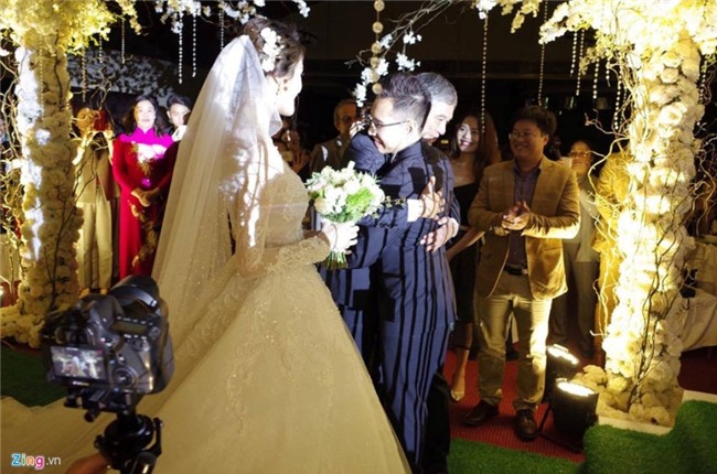 A hau Hoang Anh rang ro ben chu re hon 3 tuoi hinh anh 3