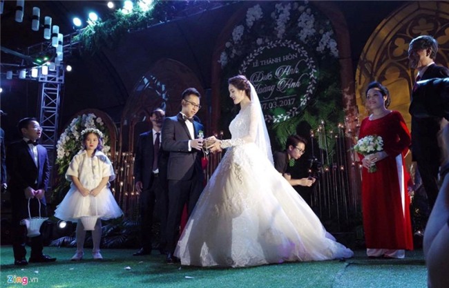 A hau Hoang Anh rang ro ben chu re hon 3 tuoi hinh anh 7