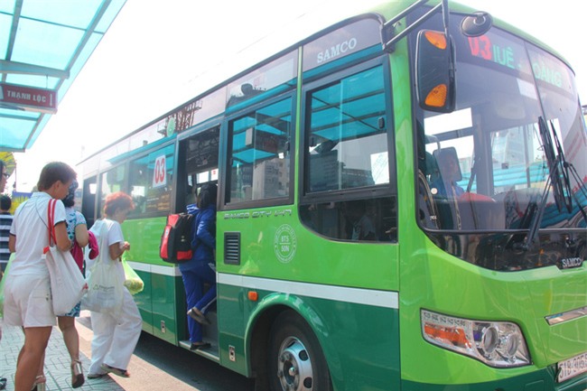 Miễn phí vé xe buýt, tặng hoa cho phụ nữ ngày 8/3: Dễ thương quá, Sài Gòn ơi! - Ảnh 1.