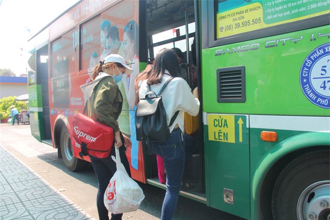 Miễn phí vé xe buýt, tặng hoa cho phụ nữ ngày 8/3: Dễ thương quá, Sài Gòn ơi! - Ảnh 2.