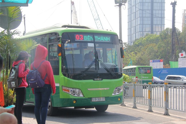 Miễn phí vé xe buýt, tặng hoa cho phụ nữ ngày 8/3: Dễ thương quá, Sài Gòn ơi! - Ảnh 3.