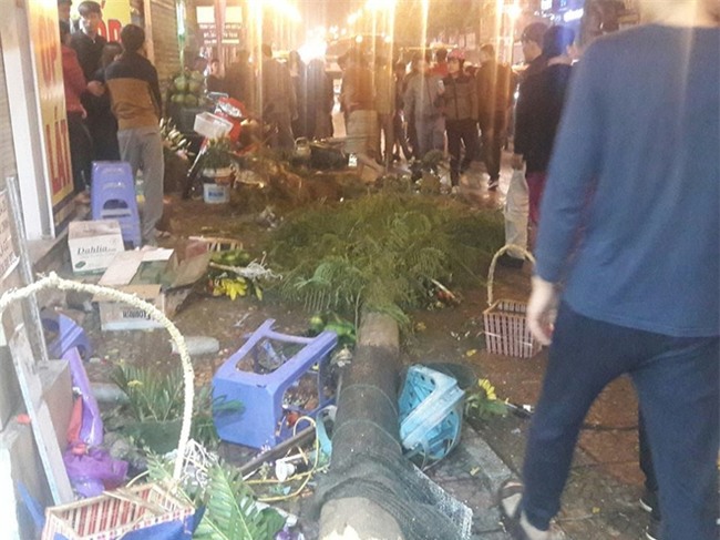 Hà Nội: Ô tô mất lái đâm hàng loạt phương tiện giao thông, 7 người thương vong - Ảnh 1.