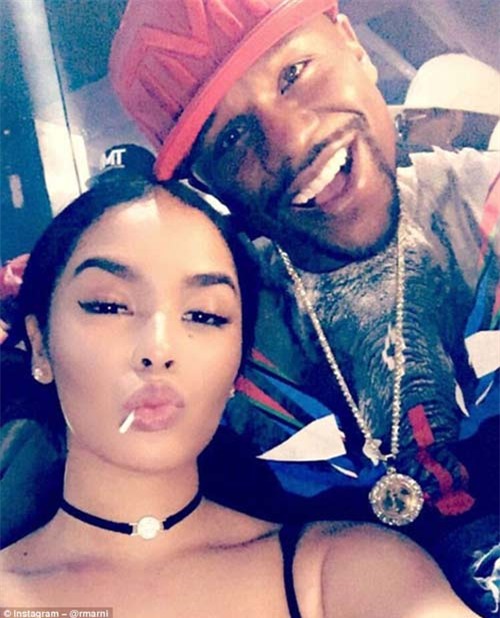 Đi tour, Mayweather “dính” ngay với cô gái tuổi teen - 1