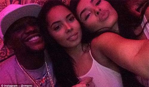 Đi tour, Mayweather “dính” ngay với cô gái tuổi teen - 2