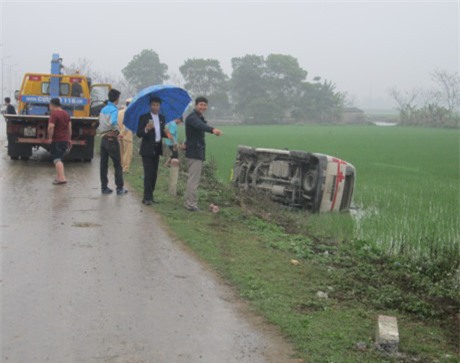 Xe cứu thương lao xuống ruộng, dân phá kính cứu bệnh nhân - Ảnh 1.