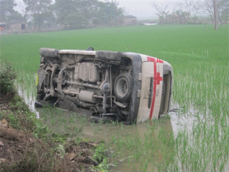 Xe cứu thương lao xuống ruộng, dân phá kính cứu bệnh nhân - Ảnh 3.