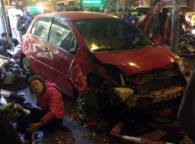 Tai xe oto tong hang loat nguoi nhap vien ra trinh dien hinh anh 2