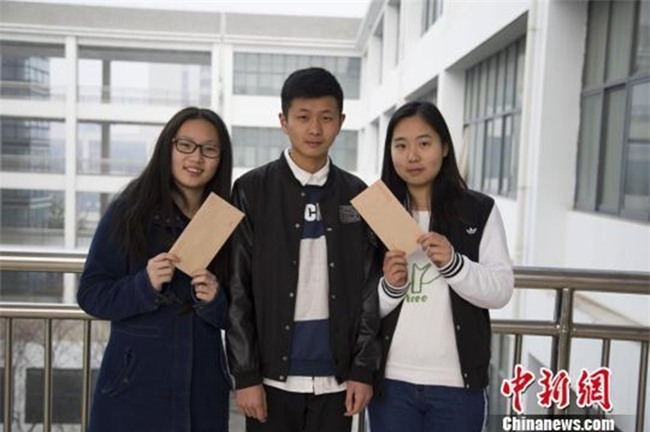 Bạn trai độc nhất lớp người ta: Miệt mài viết thư tình tặng 34 nữ sinh nhân ngày 8/3 - Ảnh 1.