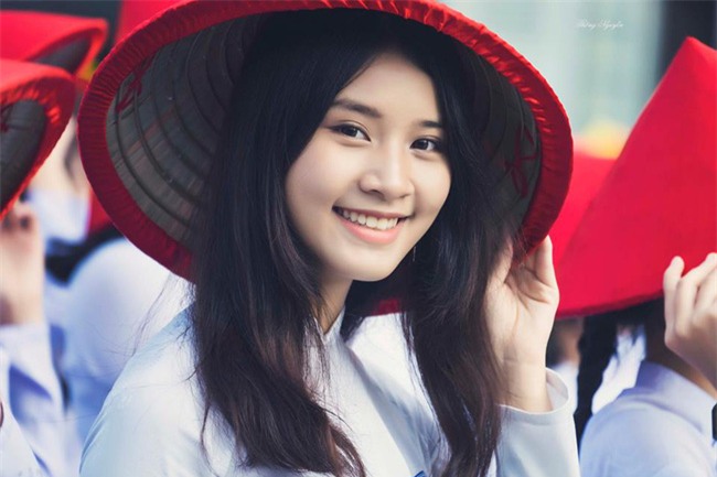 Lâu lắm rồi mới nhìn thấy hình ảnh 1 nữ sinh mặc áo dài xinh đẹp đến thế! - Ảnh 2.