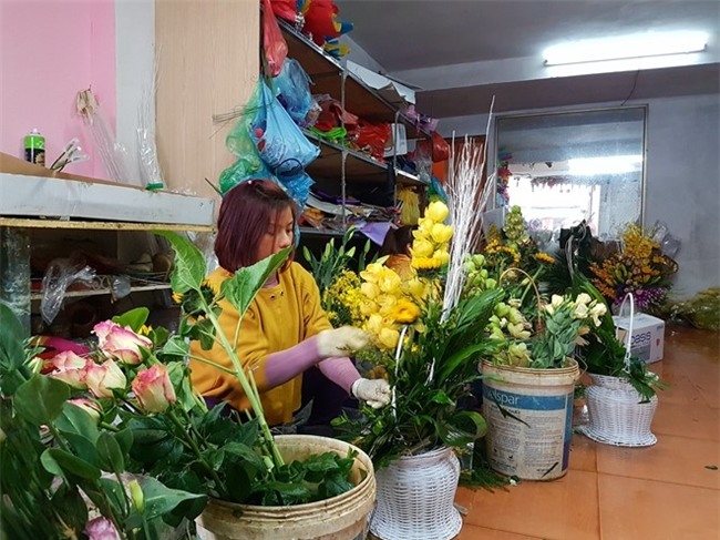 Hoa tuoi 8/3 dat hang, nguoi ban khong kip thu tien khach hinh anh 1