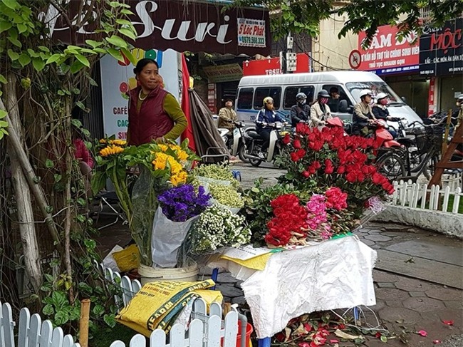 Hoa tuoi 8/3 dat hang, nguoi ban khong kip thu tien khach hinh anh 2