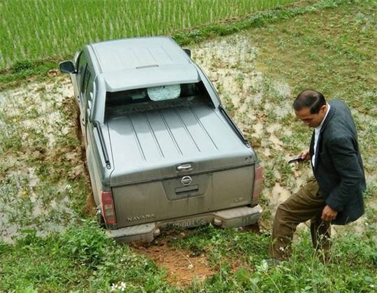 Ô tô ngân hàng tông 3 nữ sinh trọng thương ngày 8-3 - Ảnh 1.