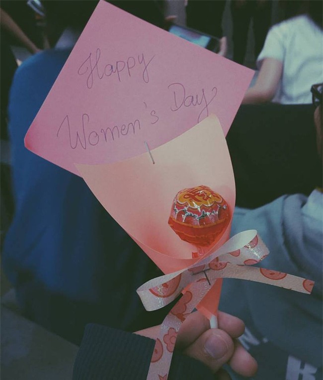 Góc khoe quà 8/3: Không chỉ hoa hòe son phấn nước hoa, có chị còn nhận được cả xe hơi đỏ chót - Ảnh 14.