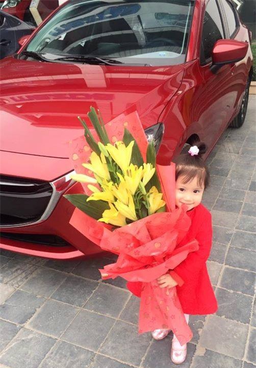 Góc khoe quà 8/3: Không chỉ hoa hòe son phấn nước hoa, có chị còn nhận được cả xe hơi đỏ chót - Ảnh 4.