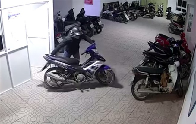 Camera ghi canh ke trom 2 xe may Exciter o chung cu trong '5 not nhac' hinh anh 1