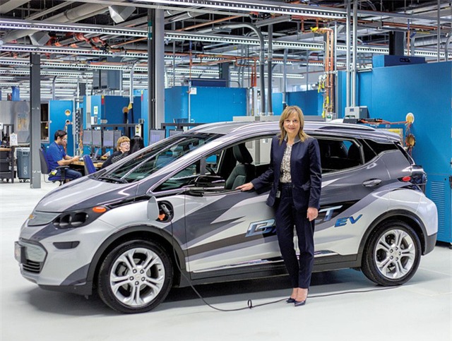 
9 giờ 35 phút sáng: Bà có mặt tại Trung tâm Năng lượng thay thế, thuộc Khu công nghệ của GM ở Warren, tiểu bang Michigan, nơi thực hiện hầu hết công việc thử nghiệm mẫu xe chạy điện Chevrolet Bold.

