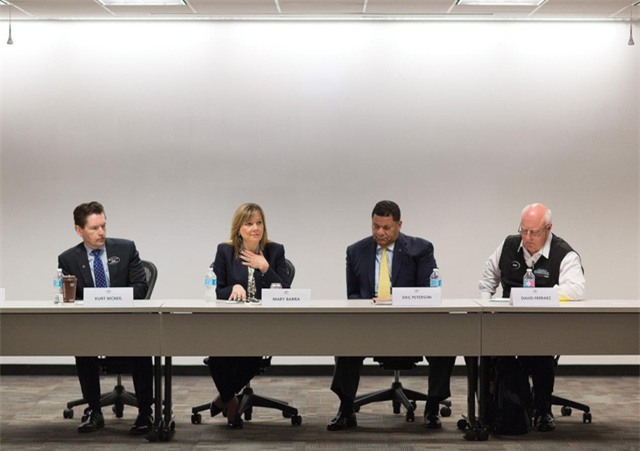 11 giờ 15 sáng: Họp công ty, lắng nghe ý kiến từ đại lý