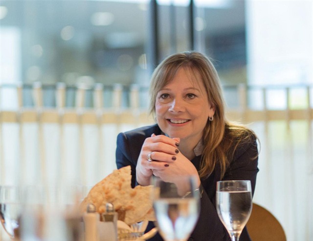 12 giờ trưa: Ăn trưa nhanh tại nhà hàng với các nhân viên nữ. Bà phản đối việc tổ chức ăn tối kết hợp bà công việc vì cho rằng làm như vậy là gây khó cho những người đã có gia đình.