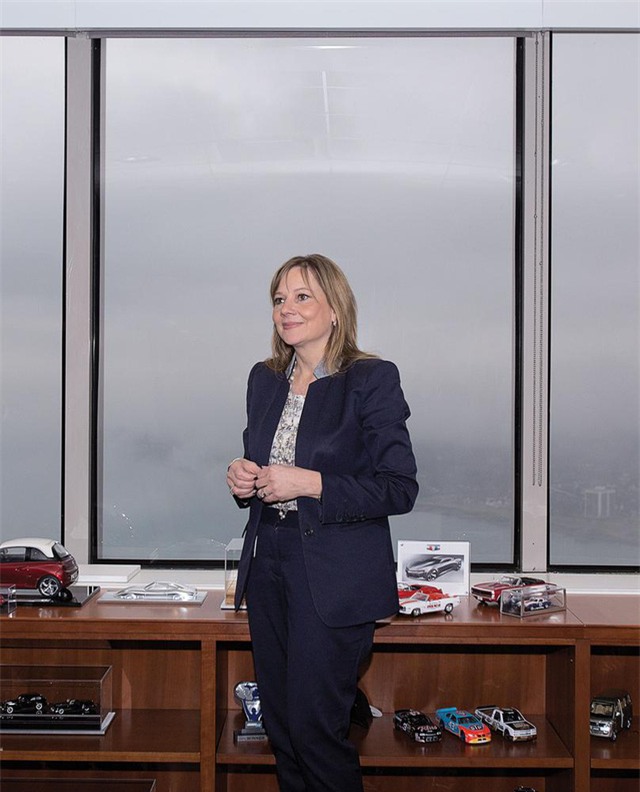 14 giờ chiều: Làm việc tại văn phòng, nơi trưng bày 34 chiếc xe mô hình, trong đó có phiên bản thu nhỏ của một trong những chiếc xe yêu thích của bà - Chevrolet Corvette C7. Chiếc xe đầu tiên mà bà phải lòng là một chiếc Chevrolet Camaro mui trần màu đỏ, khi bà mới lên 10.