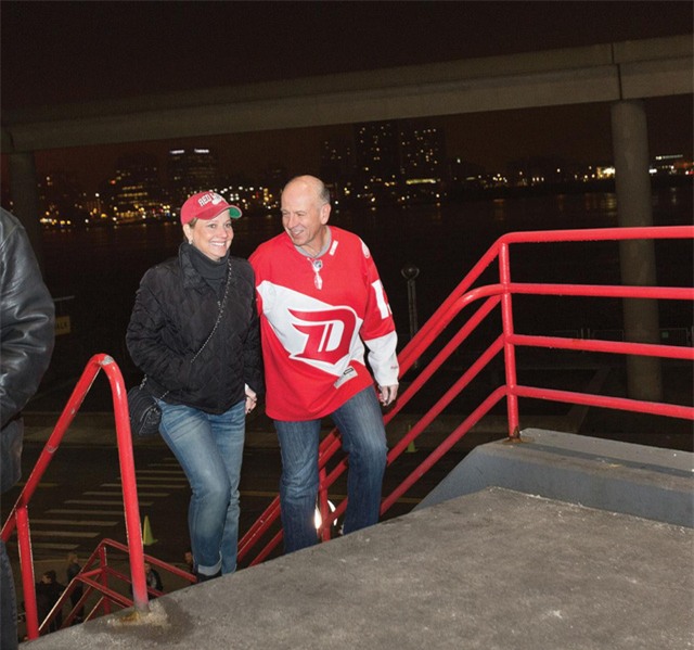 7 giờ 41 tối: Cùng chồng tới sân vận động Joe Louis Arena để xem đội hockey yêu thích của mình - Red Wings thi đấu với đội Winnipeg Jets. Mỗi năm bà ngồi trên khán đài cổ vũ cho đội Red Wing trung bình 10 lần. Bà thường đặt mua vé cho cả mùa giải.