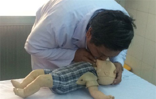 be 17 thang nga cam dau vao xo nuoc, bac si tiec vi cha me khong biet so cuu - 2