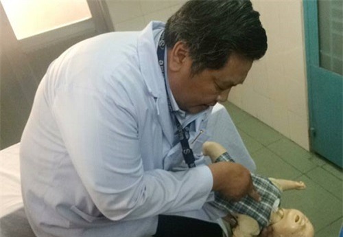 be 17 thang nga cam dau vao xo nuoc, bac si tiec vi cha me khong biet so cuu - 3