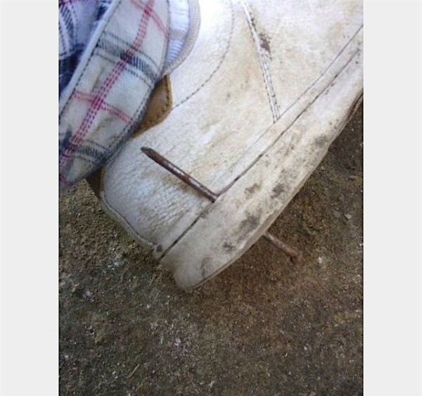 May mà sắm đôi giày xịn chứ giày dỏm là... vẹo cây đinh rồi.