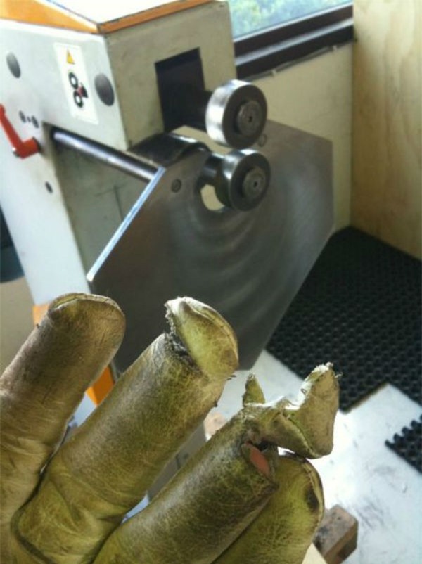 Anh chàng này hẳn sẽ không dám đụng đến cái máy trong một thời gian đây.